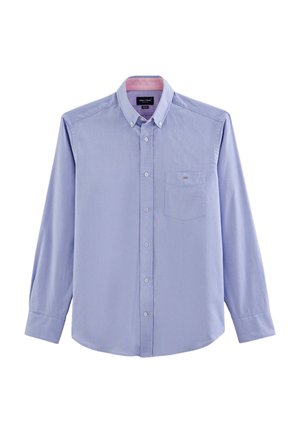 Chemise boutonnée bleu clair à manches longues, avec col et une poche poitrine unique. Présente un col intérieur rose contrastant et une texture de tissu lisse.