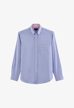 Chemise boutonnée bleu clair à manches longues, avec col et une poche poitrine unique. Présente un col intérieur rose contrastant et une texture de tissu lisse.