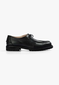 Zapato de cuero negro con una superficie texturizada, punta redondeada y diseño de cordones. Presenta una resistente suela de goma negra con patrones de tracción.