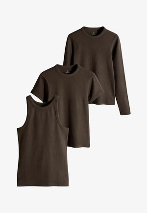 Drei dunkelbraune, gerippte Oberteile: ein ärmelloses Tanktop, ein kurzärmeliges T-Shirt und ein langärmeliges Shirt, alle mit einem runden Ausschnitt.