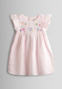 Ružové bavlnené šaty s volánikovými rukávmi, ozdobené kvetinovou výšivkou a vzormi zajacov na hrudi, so zdobeným pásom.