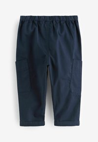 Bermuda cargo blu navy con cintura elastica, risvolti e due tasche laterali. Realizzate in tessuto liscio e resistente.