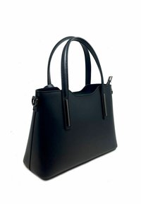 Černá kožená kabelka s dvojitými ušima, elegantním designem, hladkou texturou, ostrým tvarem a stříbrným kováním. Zavírání na zip.