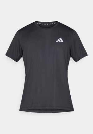 Svart atletisk t-shirt med korta ärmar och rund halsringning, tillverkad i lättviktsmaterial. Har en reflekterande Adidas-logotyp framtill.