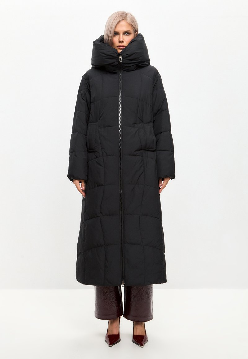 Černý polstrovaný dlouhý kabát s vysokým límcem, se zapínáním na plný zip vpředu, širokými rukávy a prošívanou texturou. Elegantní design s hladkým povrchem.
