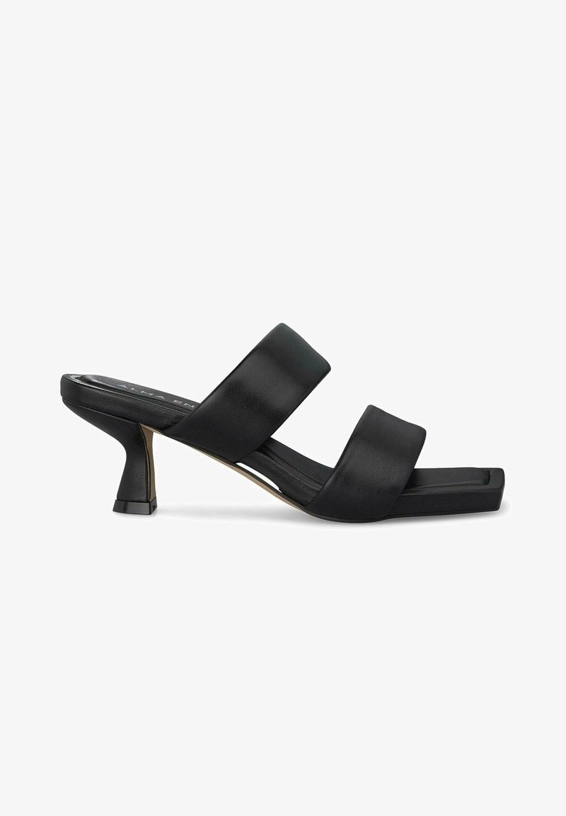 Mule sandale noire à bout ouvert avec deux larges brides, bout carré et petit talon évasé sur fond blanc.
