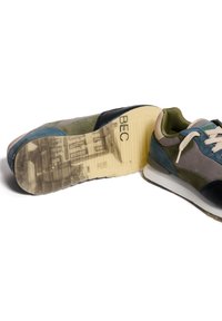 Bunte Sneaker aus einer Mischung aus Wildleder und Leder, mit einer strukturierten Gummisohle, Schnürdesign und kontrastierenden Paneelakzenten.