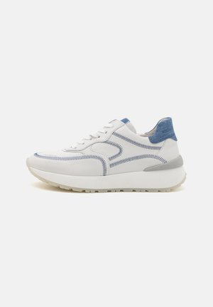 Vita lädersneakers med blå accenter, textil med struktur vid hälen och ljusgrå gummisula. Utöver det har de dekorativ sömnad.