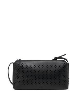 Clutch in pelle nera perforata con forma rettangolare, chiusura con zip e manico robusto. Presenta un intricato design a intaglio per aggiungere texture.