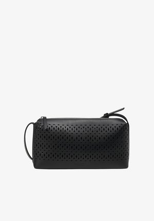 Pochette en cuir perforé noir de forme rectangulaire, avec fermeture éclair et une poignée robuste. Présente un design découpé complexe pour ajouter de la texture.