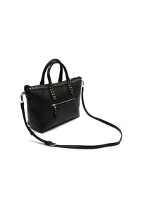Borsa a tracolla in pelle nera con borchie lungo il bordo superiore, dotata di due manici corti e una tracolla rimovibile. Include una tasca frontale con zip.