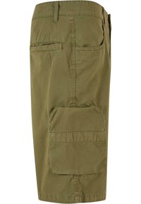 Pantaloni scurți cargo de culoare verde măslinie, din bumbac, având un buzunar lateral mare și un buzunar pe spate, cu o croială dreaptă și detalii subtile de cusătură.