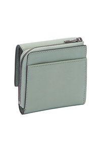 Teksturalny jasnozielony skórzany portfel z zamkiem błyskawicznym, wieloma miejscami na karty i kontrastowym ciemnym wykończeniem wzdłuż krawędzi.