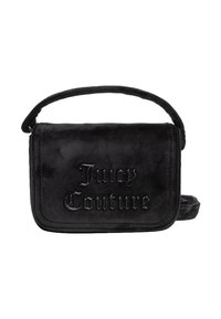 Czarna welurowa torba na ramię z wytłoczonym logo "Juicy Couture", prostokątny kształt, zapięcie na klapkę i krótki materiałowy uchwyt.