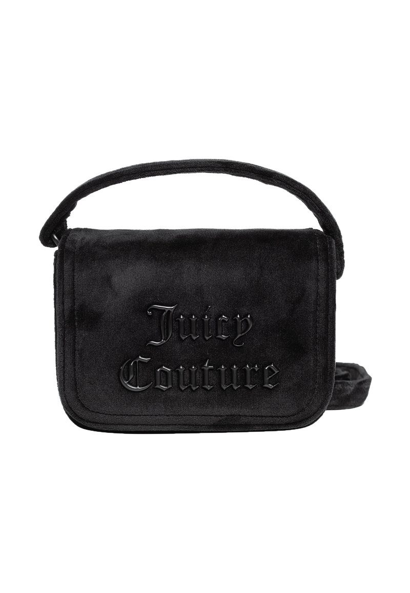 Czarna welurowa torba na ramię z wytłoczonym logo "Juicy Couture", prostokątny kształt, zapięcie na klapkę i krótki materiałowy uchwyt.