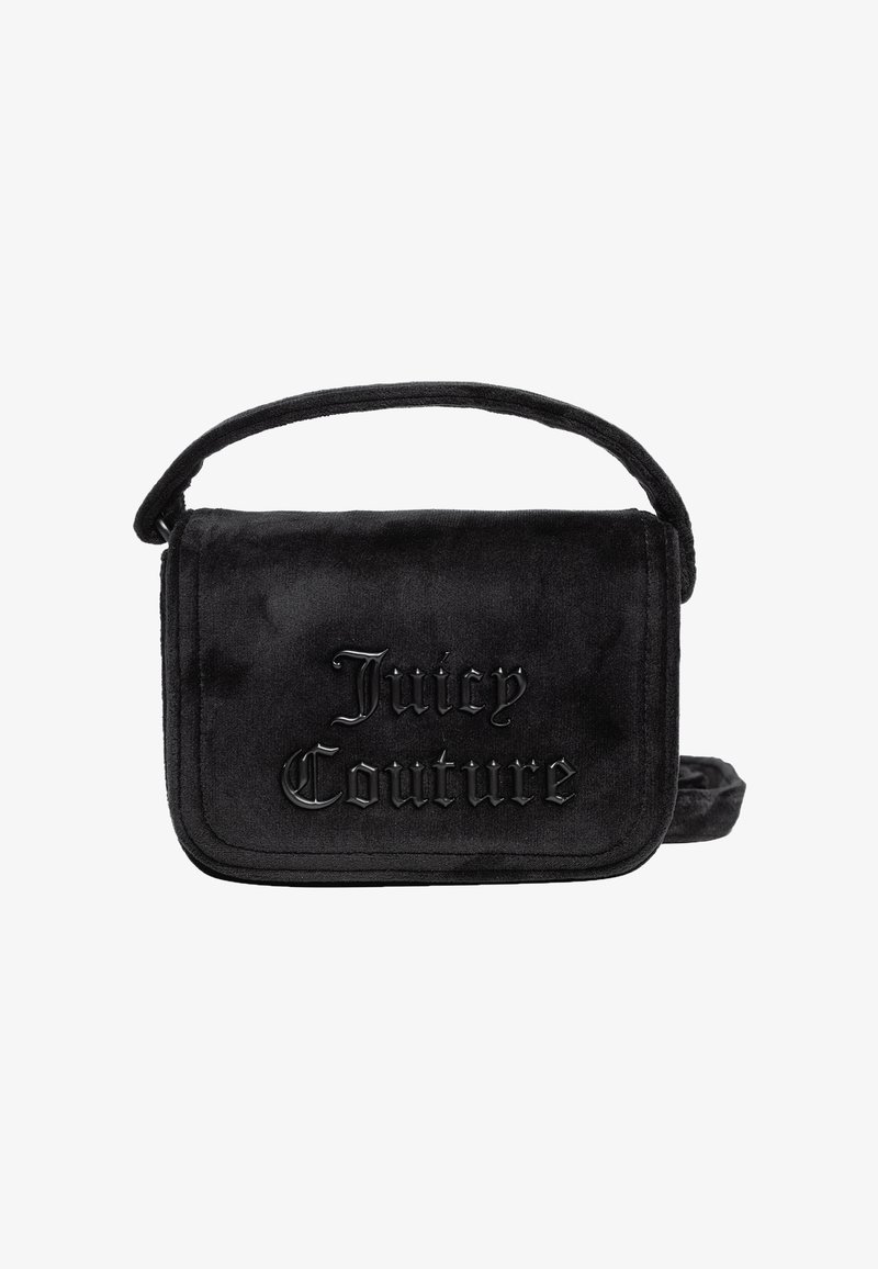 Czarna welurowa torba na ramię z wytłoczonym logo "Juicy Couture", prostokątny kształt, zapięcie na klapkę i krótki materiałowy uchwyt.