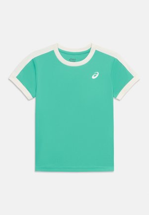 Športna majica kratkih rokavov v barvi modre zelene s belim ovratnikom in obrobo na rokavih, na prsih pa majhen bel logotip ASICS.