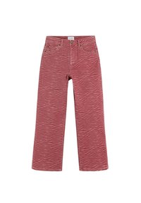 Jeans rojos de pierna ancha con un patrón de cebra texturizado, que cuentan con una bragueta de botones, cinco bolsillos y detalles de costura sutiles.