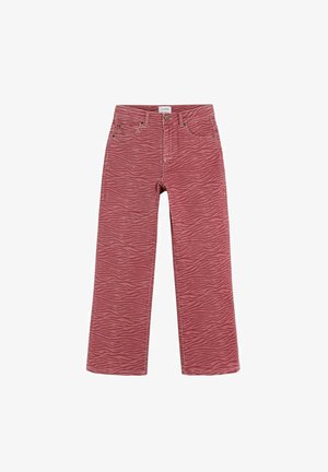 Jeans rojos de pierna ancha con un patrón de cebra texturizado, que cuentan con una bragueta de botones, cinco bolsillos y detalles de costura sutiles.