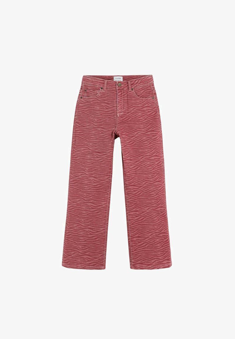 Jeans rojos de pierna ancha con un patrón de cebra texturizado, que cuentan con una bragueta de botones, cinco bolsillos y detalles de costura sutiles.