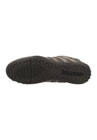 Suola di gomma grigia con motivo a battistrada circolare, con il logo "GEOX". Parte superiore realizzata in materiali elastici e in pelle con un design a strati.