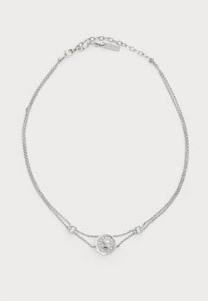Collier chaîne en argent avec doubles rangs, doté d'un pendentif rond orné de petits cristaux et d'un cristal central plus grand.