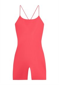 Combinaison rouge sans manches, ajustée, avec fines bretelles doubles et jambes courtes sur fond blanc.