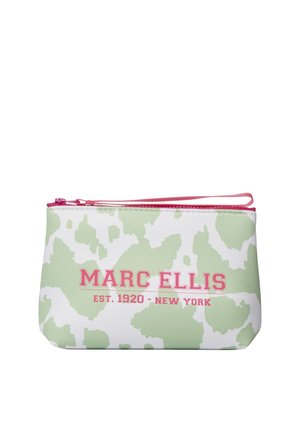 Petite pochette avec motif abstrait vert et blanc, fermeture éclair rose et sangle, marquée de "MARC ELLIS EST. 1920 - NEW YORK" en lettres roses.