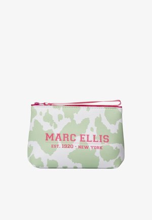 Piccola pochette con motivo astratto verde e bianco, cerniera rosa e tracolla, contrassegnata con "MARC ELLIS EST. 1920 - NEW YORK" in lettere rosa.