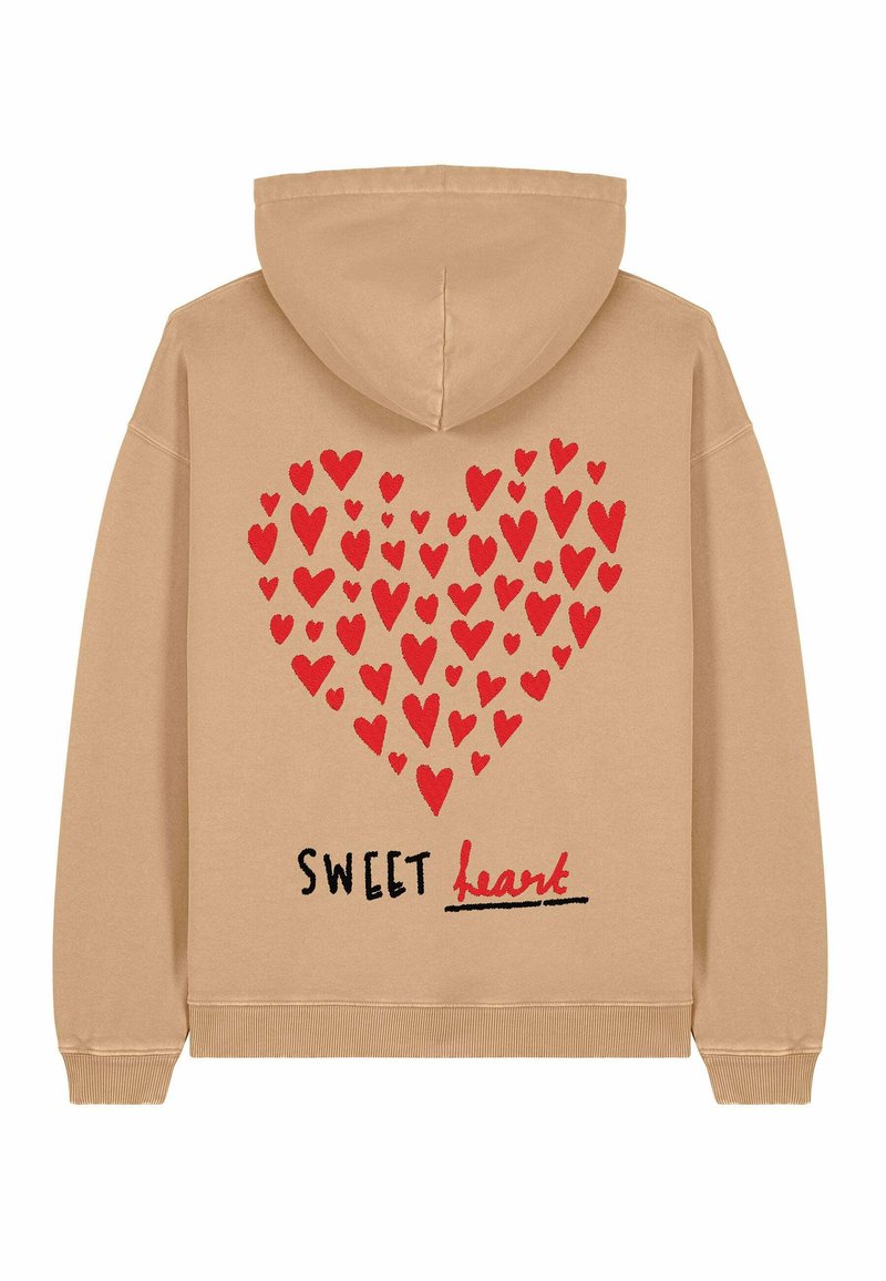 Sudadera con capucha en color beige con un gran gráfico de corazón rojo y el texto "SWEET heart" en negro. Material de algodón, diseño informal de tipo pullover.