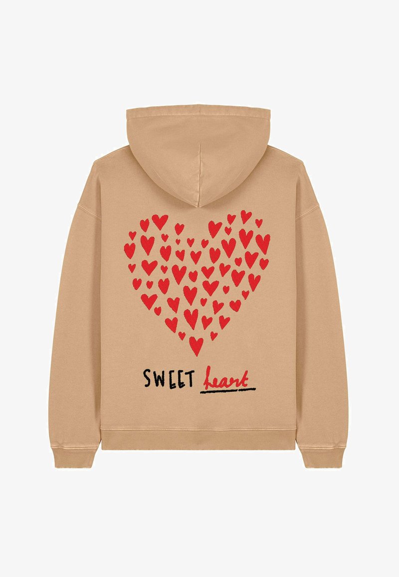 Sudadera con capucha en color beige con un gran gráfico de corazón rojo y el texto "SWEET heart" en negro. Material de algodón, diseño informal de tipo pullover.