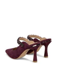 Décolleté in suede viola con punta affusolata, cinturino decorato con perline nere e rosse, e tacco a stiletto moderato.