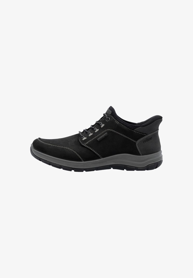 Zapatos de hombre negros de cuero con una textura lisa, que presentan costuras grises, un diseño con cordones y una suela exterior de goma gruesa.