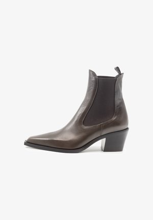 Braune Lederknöchelstiefel mit spitzer Zehe, elastischen Seitenpaneelen und einem niedrigen Blockabsatz. Glatte Textur und minimalistischem Design.