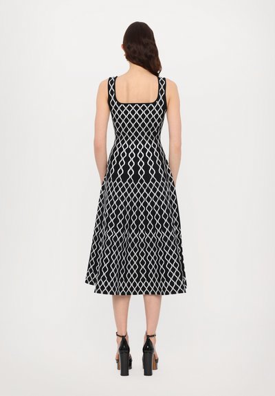 Maje RUSSELY - Strickkleid - noir/blanc