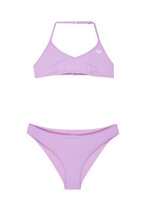 Fioletowy komplet bikini z regulowanym topem na szyję i dopasowanymi majtkami o niskim stanie, zaprojektowany do noszenia jako strój kąpielowy.
