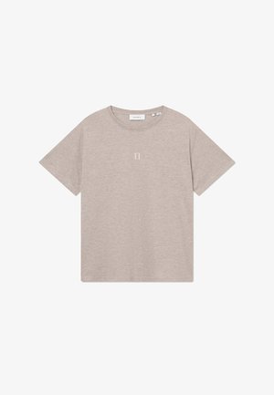 Béžové tričko s krátkym rukávom vyrobené z mäkkého materiálu, s minimalistickým dizajnom a malým, svetlým logom "II" v strede.