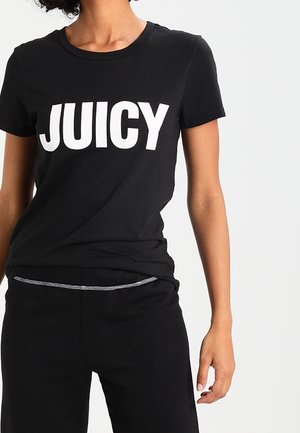 Schwarzes T-Shirt mit rundem Ausschnitt und kurzen Ärmeln, vorne großflächig mit weißem Schriftzug "JUICY" bedruckt. Weicher Stoff, lockere Passform.