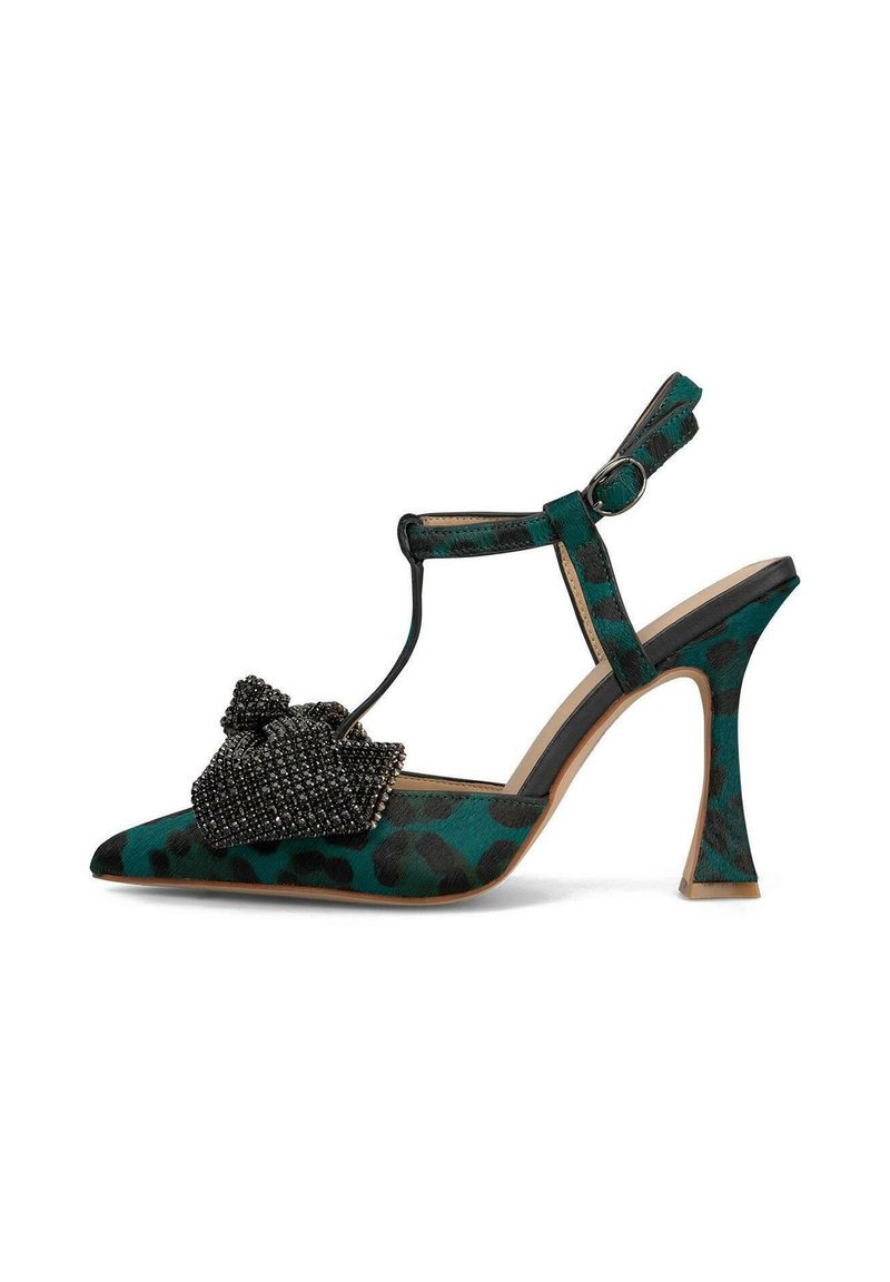 Sandalia de tacón alto con un diseño de estampado de leopardo en tonos verde azulado y negro, acentuada con un lazo negro texturizado y una tira de tobillo ajustable.