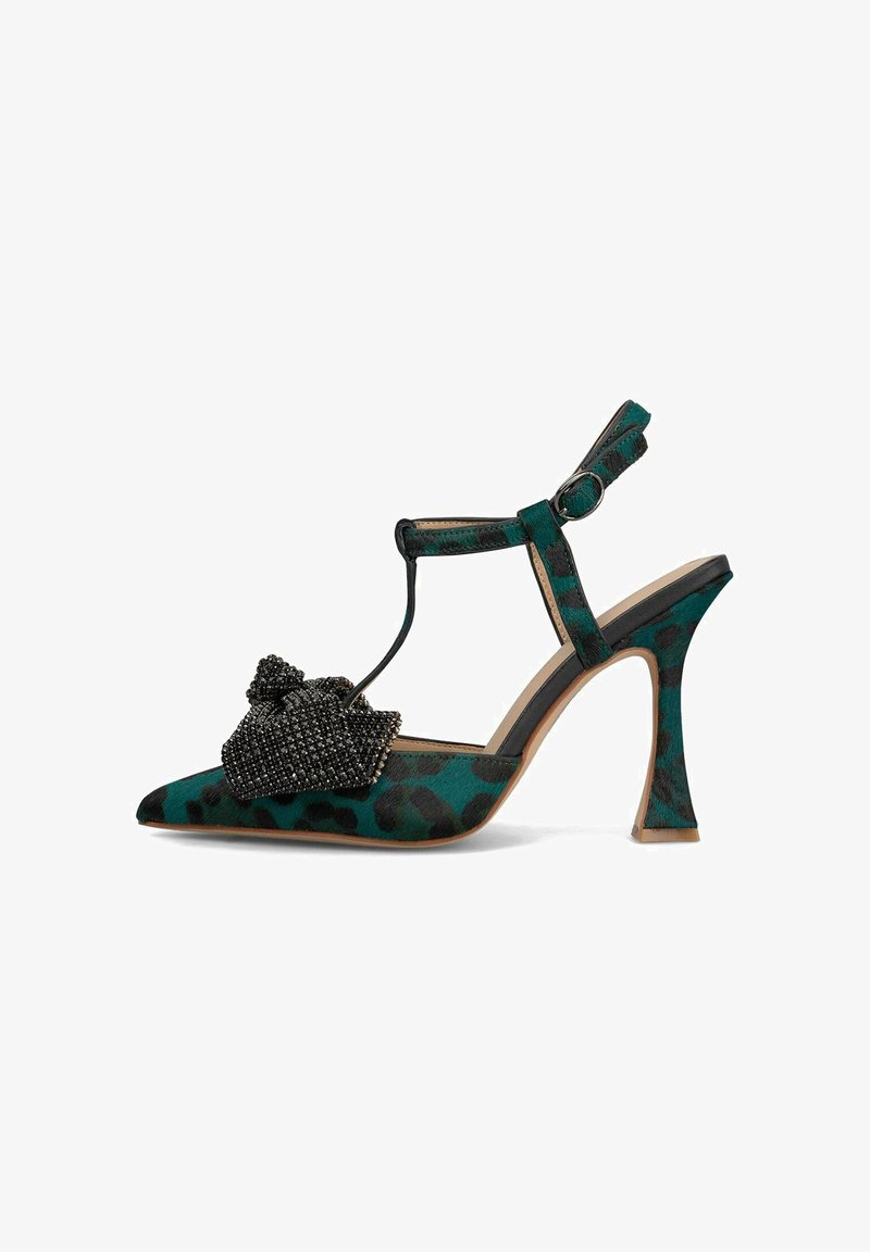Sandal con tacchi alti caratterizzata da un design a stampa leopardata teal e nera, accentuata da un fiocco nero testurizzato e una cinturino alla caviglia regolabile.