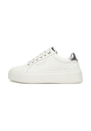 Białe niskie sneakersy z grubą podeszwą, srebrną zakładką na pięcie, sznurowaniem z przodu i logo "Nine West New York" po boku.