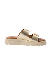 Infradito metallici oro con due cinture larghe, soletta marrone e suola beige chiaro con un motivo testurizzato e bordi curvi.
