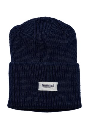 Donkerblauwe ribgebreide beanie met omgeslagen rand en wit Hummel Sportswear-embleem aan de voorkant. Geen mensen of achtergrond zichtbaar.