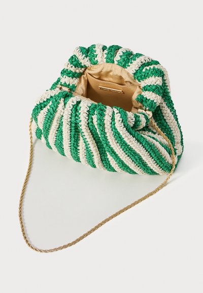 Sac tissé rayé vert et crème avec un haut froncé, une chaîne dorée et un intérieur beige comportant une petite poche.