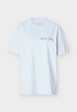 Jasnoniebieska koszulka Calvin Klein z okrągłym dekoltem, krótkimi rękawami oraz małym niebieskim logo na lewej piersi.