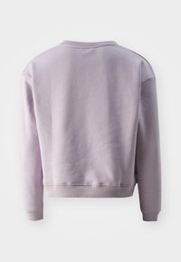 Vaaleanlila collegepaita, jossa on pyöreä pääntie, ribbireunukset hihoissa ja helmassa. Yksinkertainen muotoilu, jossa on sileä pinta ilman kuvioita tai metalliosia.