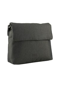 Dunkelgraue Stofftasche mit umklappbarem Deckel, weicher Textur, rechteckiger Form und subtil geprägtem Logo auf der Vorderseite. Verstellbarer Schultergurt.
