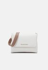 ALEXIA - Handbag - bianc/cuoi