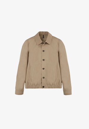 Chaqueta ligera beige con cuello amplio, cierre de botones, bolsillos laterales, dobladillo elástico y textura suave.