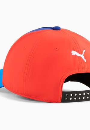Cappellino da baseball regolabile rosso e blu con logo Puma bianco sul retro e cinturino nero con chiusura a scatto.